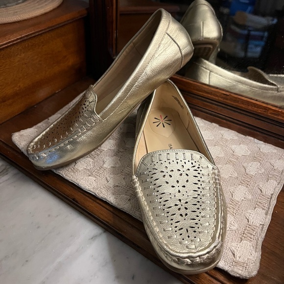 Isaac Mizrahi Shoes - ISAAC MIZRAHI LIVE! Classic Metallic Gold Laser Cut Moccasins Women's Size 8 GUC